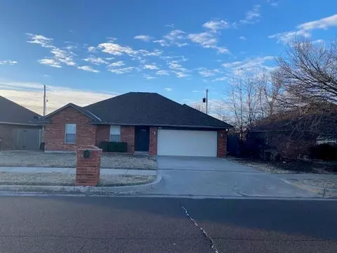 804 NW 19th St, Moore, OK 73160