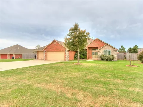 624 SW 45th St, Moore, OK 73160