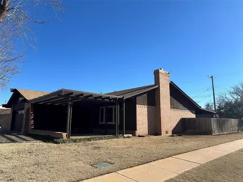 608 Comanche Trl, Altus, OK 73521