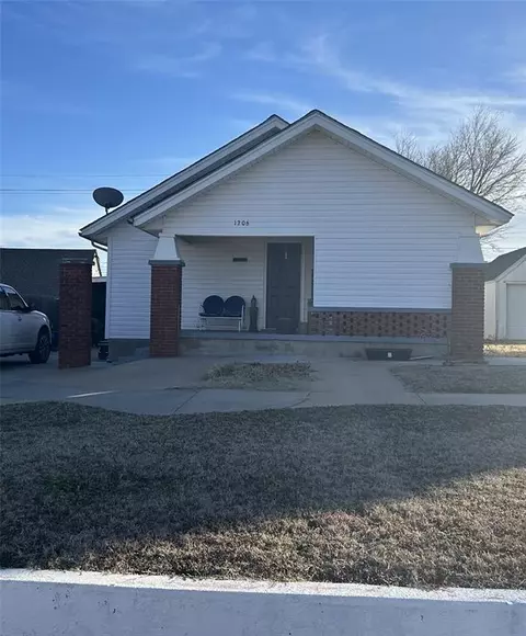 1206 Orient Ave, Clinton, OK 73601