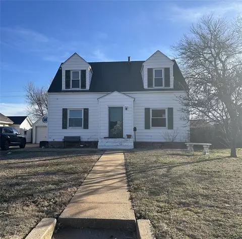 1208 Orient Ave, Clinton, OK 73601
