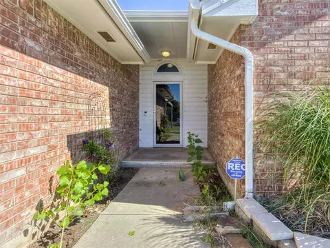 9708 S Bryant Ter, Moore, OK 73160