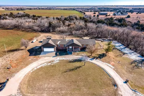 815 S Maple Rd, Calumet, OK 73014