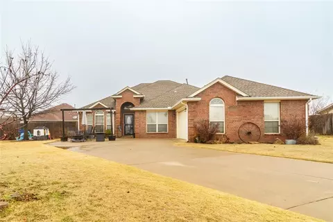 511 S Hillcrest Court Ln, Mustang, OK 73064