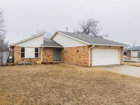 1014 W Gladys Way, Mustang, OK 73064