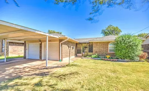 916 Eagle Dr, Moore, OK 73160