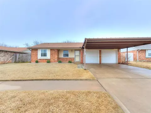 912 NE 9th St, Moore, OK 73160