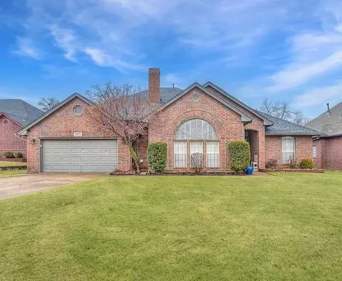 1271 Three Oaks Cir, Midwest City, OK 73130