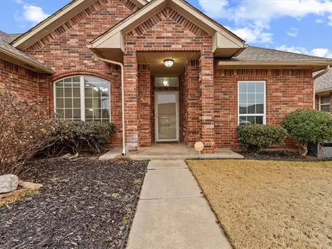 3004 Loren Dr, Moore, OK 73160