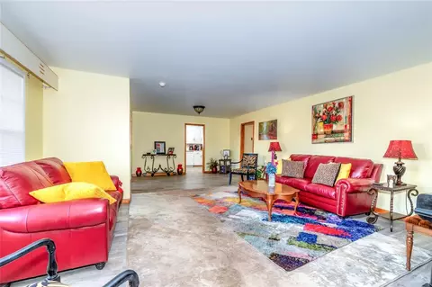 215 E 4th St, Chandler, OK 74834 photo 5