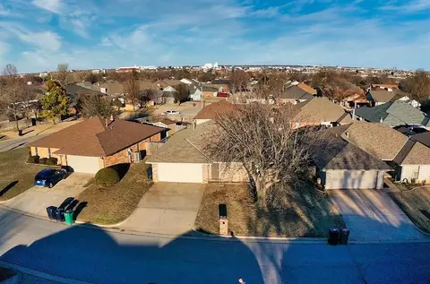 504 Bluegrass Ln, Yukon, OK 73099