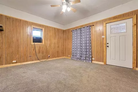 Living - 622 N 10th St, Thomas, OK 73669 photo 1 of 4