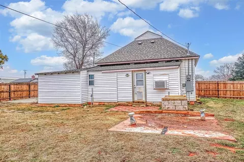 Exterior - 622 N 10th St, Thomas, OK 73669 photo 4 of 8