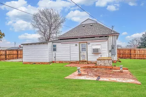 Exterior - 622 N 10th St, Thomas, OK 73669 photo 5 of 8