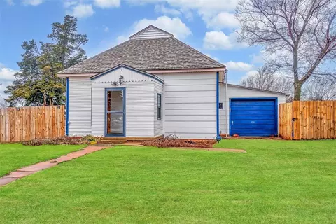Exterior - 622 N 10th St, Thomas, OK 73669 photo 3 of 8