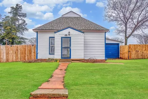 Exterior - 622 N 10th St, Thomas, OK 73669 photo 2 of 8