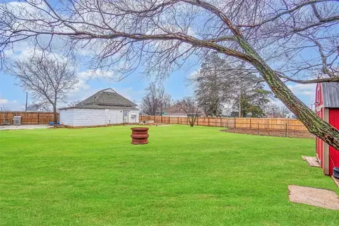 Exterior - 622 N 10th St, Thomas, OK 73669 photo 7 of 8