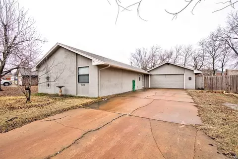 3029 Hillcrest Dr, Enid, OK 73701