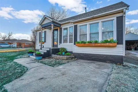 208 S 15th St, Clinton, OK 73601