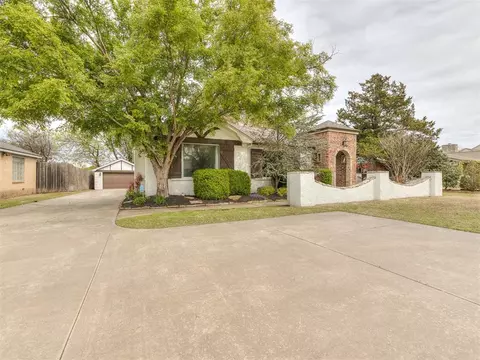 1709 Dorchester Dr, Nichols Hills, OK 73120
