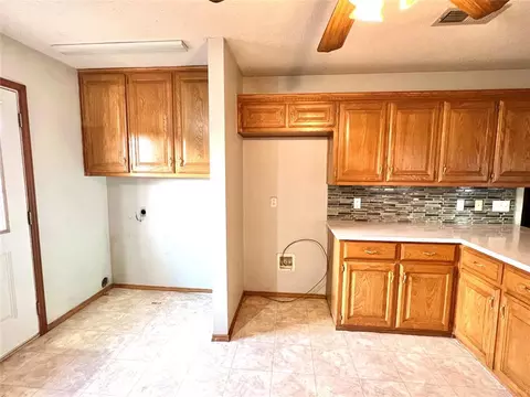 305 E Bell Ave, Cheyenne, OK 73628 photo 3