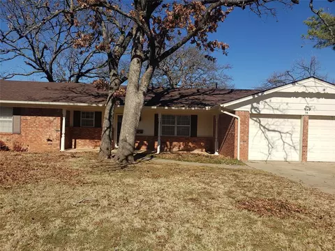 14 Delaware Dr, Shawnee, OK 74801