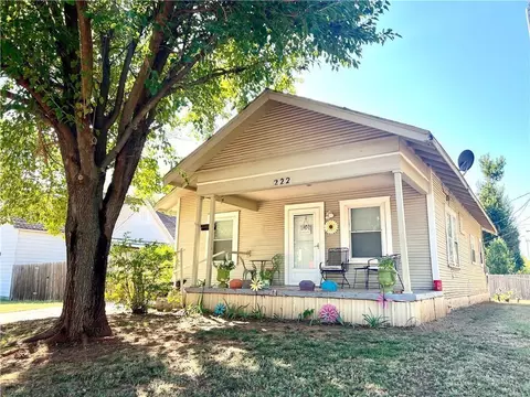 222 S 11th St, Chickasha, OK 73018