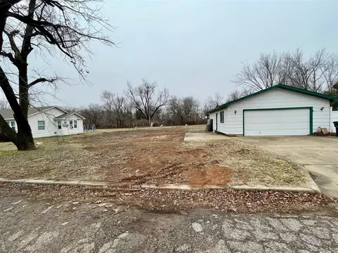 1002 W Wood St, Shawnee, OK 74801