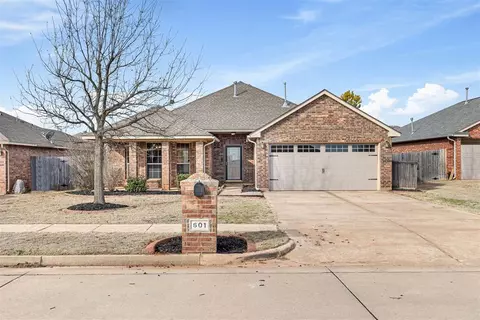 601 S Kaylee Ln, Mustang, OK 73064
