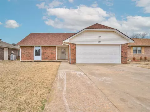 660 Camelot Dr, Moore, OK 73160 photo 3