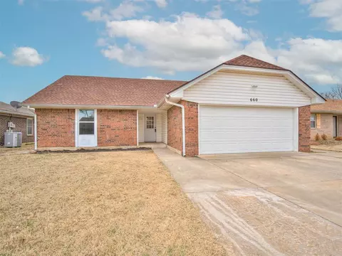 660 Camelot Dr, Moore, OK 73160 photo 2