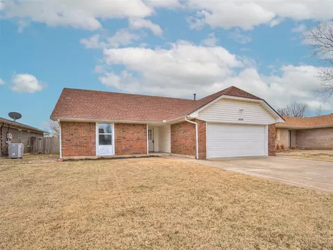 660 Camelot Dr, Moore, OK 73160