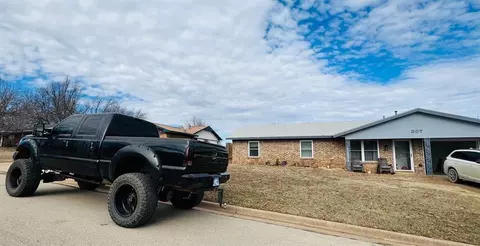 207 E Maple Ave, Perry, OK 73077