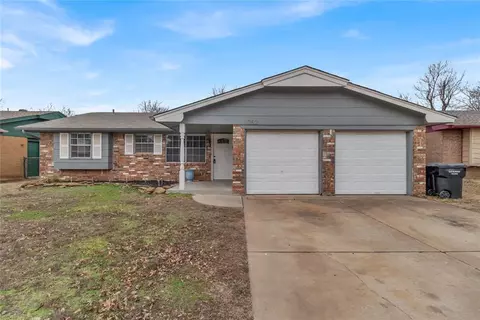 1052 SW 1st St, Moore, OK 73160