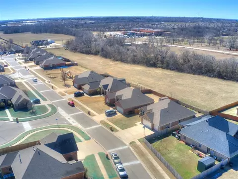 3105 Red Rock Dr, Moore, OK 73165 photo 3