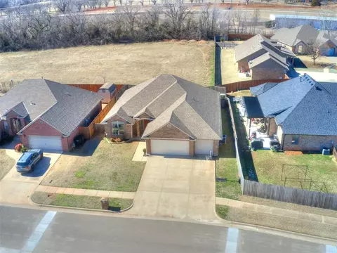 3105 Red Rock Dr, Moore, OK 73165 photo 2
