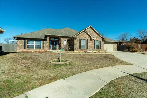 2105 SE 9th St, Moore, OK 73160