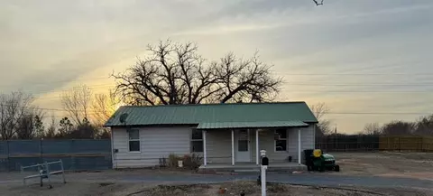 724 N 20th St, Clinton, OK 73601