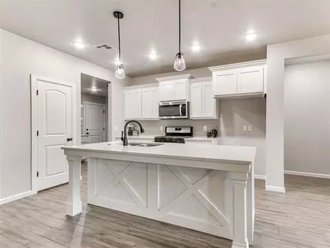 2416 Creek Side Cir, Moore, OK 73160