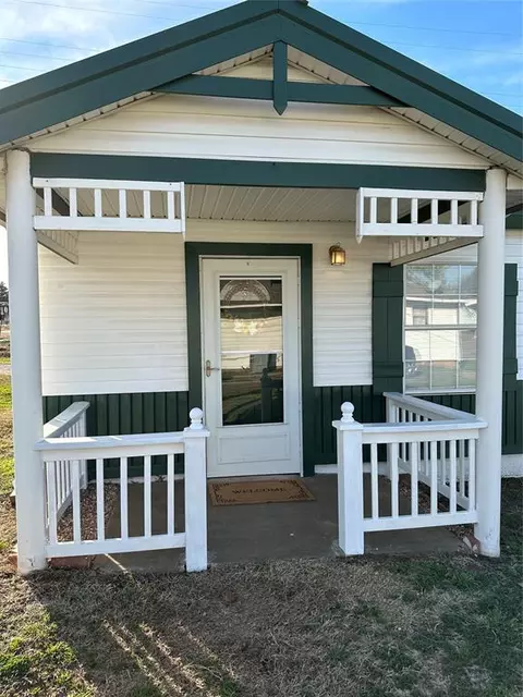311 E Park St, Mcloud, OK 74851 photo 4