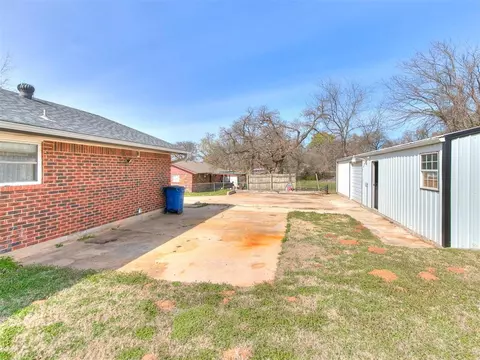 2412 N Maple Dr, Harrah, OK 73045 photo 5