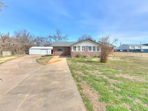2412 N Maple Dr, Harrah, OK 73045