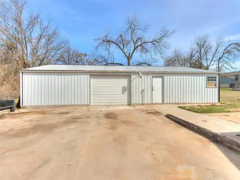 2412 N Maple Dr, Harrah, OK 73045 photo 2