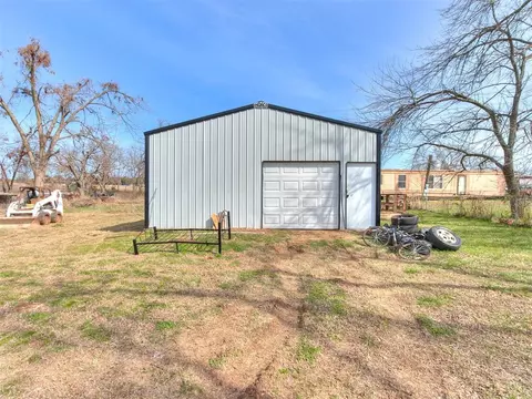 2412 N Maple Dr, Harrah, OK 73045 photo 3