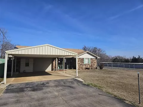 1013 E Park St, Tecumseh, OK 74873 photo 2