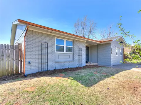 624 W Carson Dr, Mustang, OK 73064