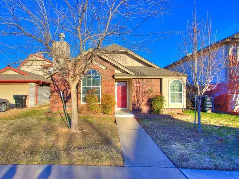 2102 Briarcliff Dr, Moore, OK 73170