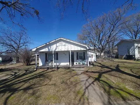 210 W 8th St, Weleetka, OK 74880