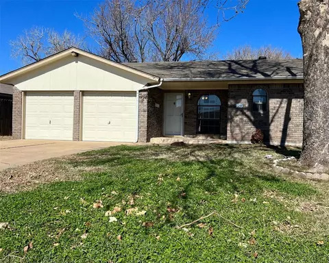1057 SW 3rd St, Moore, OK 73160