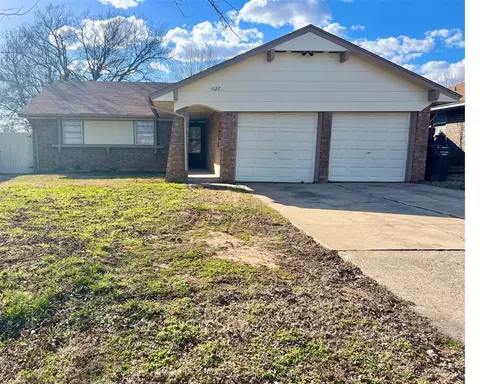 1127 Berwyck Dr, Moore, OK 73160